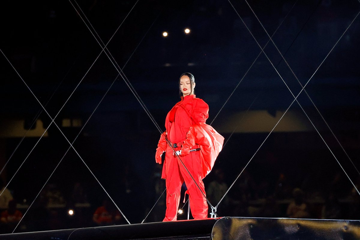 THR's tweet photo. .@Rihanna reigns at the #SuperBowl https://t.co/16eNZxqUnx