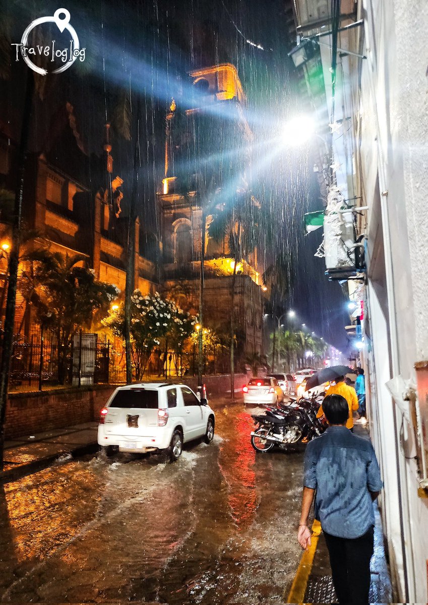 の風景🇧🇴 サンタクルス最後の投稿は、土砂降り写真☔ まさしく南国なスコールでした🌴 カーニバルの日にもどっさり振りました。 15分ほど頑張って踊ってましたが、さすがに豪雨すぎてお開きになった様子でした🤣 次回は銀山で有名なポトシの投稿！