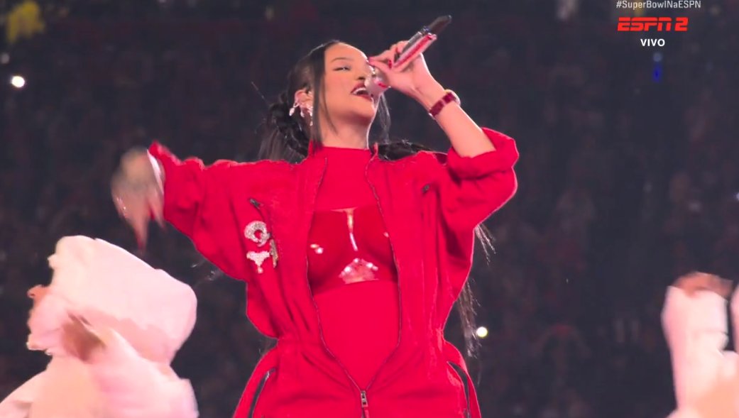 tracklist's tweet photo. A MÁQUINA DE HITS RIHANNA! #SuperBowl https://t.co/XYSn9Pkee4
