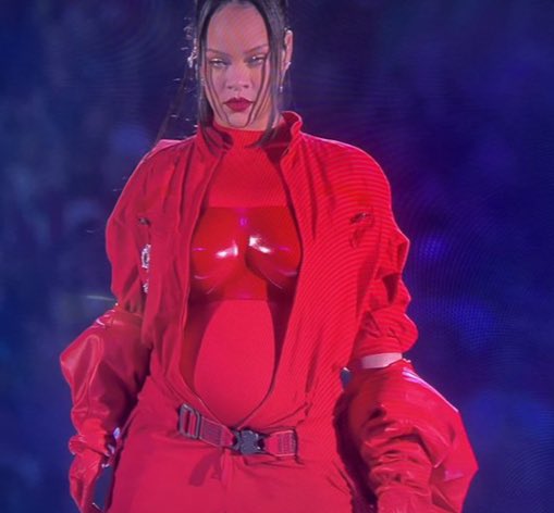 nora_arielle's tweet photo. Waittttt Rih Rih’s pregnant ?!?!?!?!?!!!!!🤯🤭 https://t.co/ycZ4i5qSQL