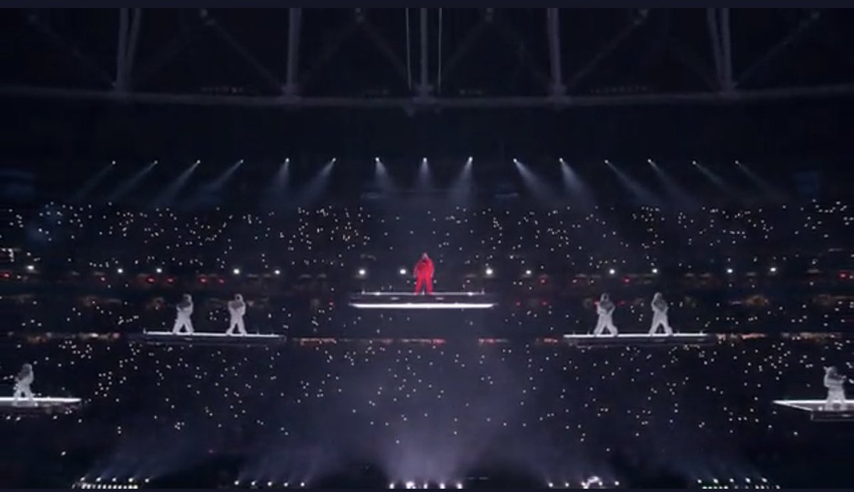 cojofeliz's tweet photo. Grande Rihanna cantando desde un escenario del Smash. https://t.co/bT9RF0VFcd