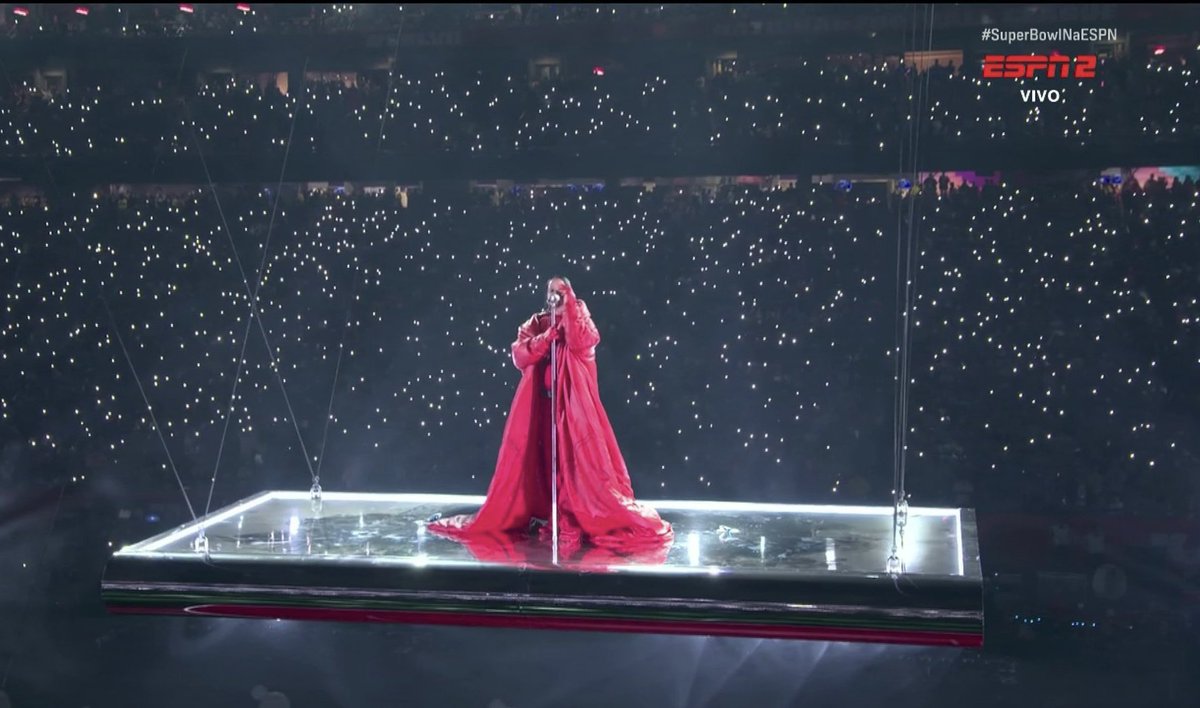 HugoGloss's tweet photo. O QUE FOI ESSA CENA? O QUE FOI ESSE FINAL?! #Rihanna #SuperBowl #FentyBowl https://t.co/kFhLOBTNDS
