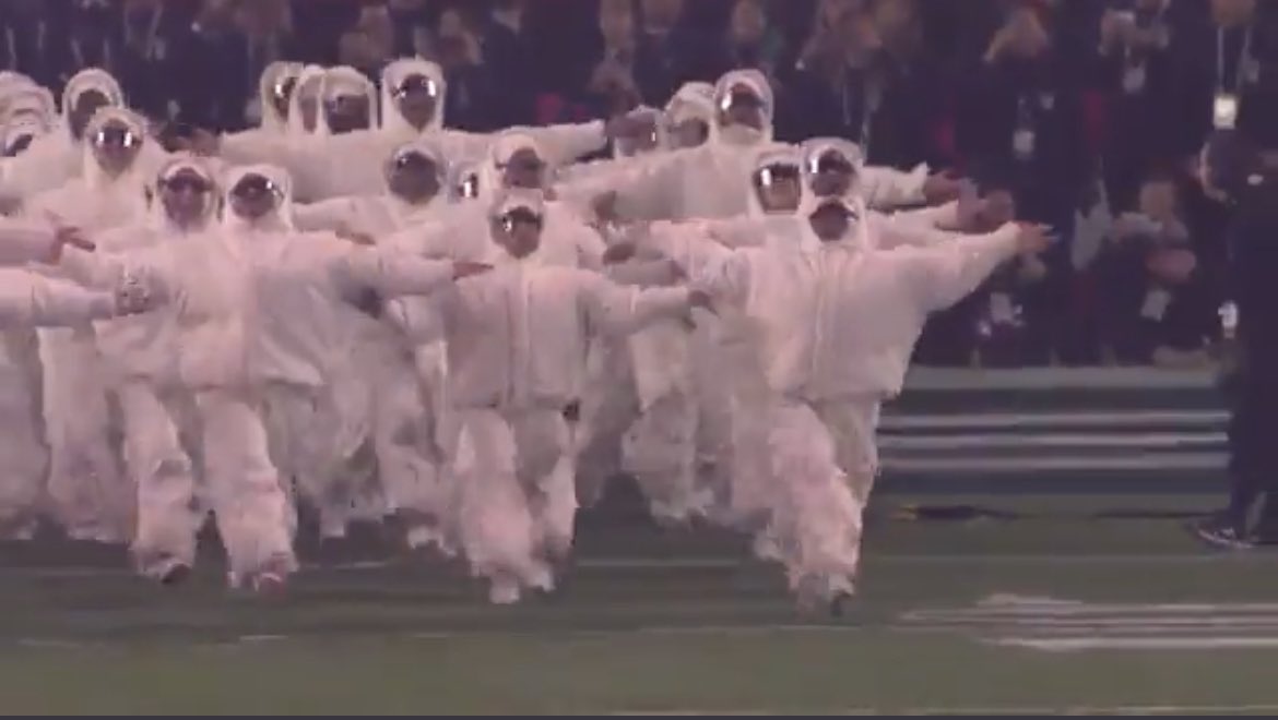 LoPluim's tweet image. everyone heading to twitter to see if rhianna is pregnant