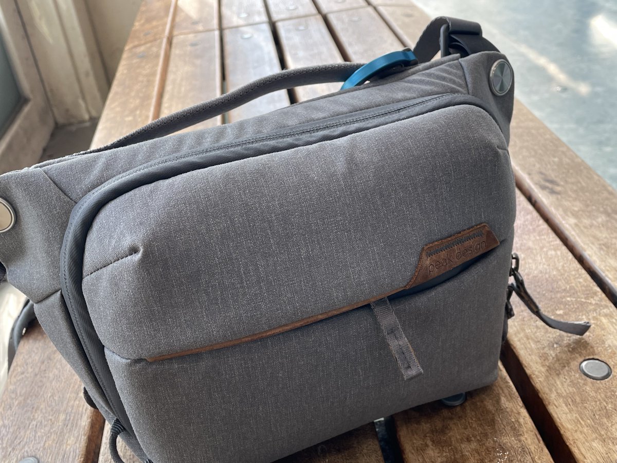 arry_h's tweet photo. Sony 20-70mm F4、まさかのPeek Design everyday sling bag 3Lに縦で入りました！
これはありがたい。

#sel2070g #peakdesign #everydaysling https://t.co/gnyALHMLBz