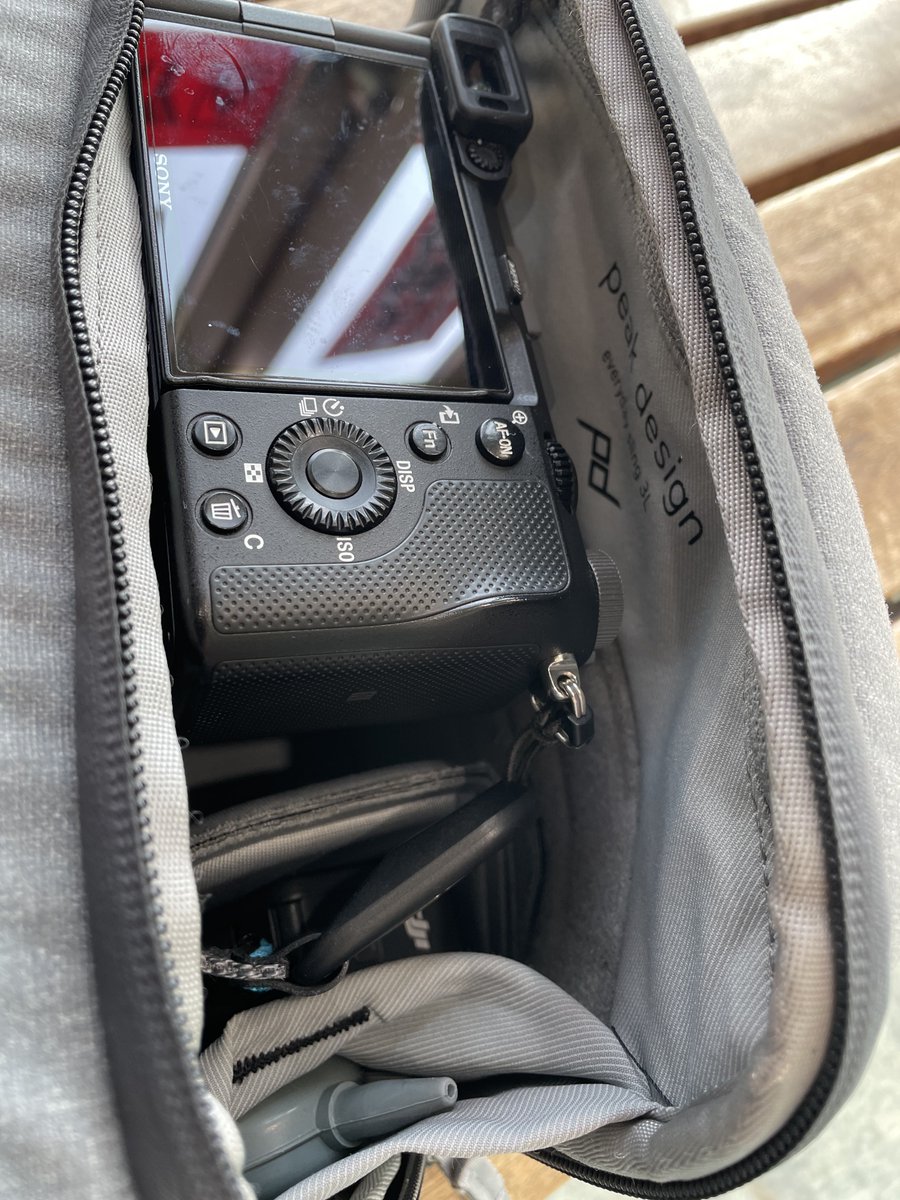 arry_h's tweet photo. Sony 20-70mm F4、まさかのPeek Design everyday sling bag 3Lに縦で入りました！
これはありがたい。

#sel2070g #peakdesign #everydaysling https://t.co/gnyALHMLBz