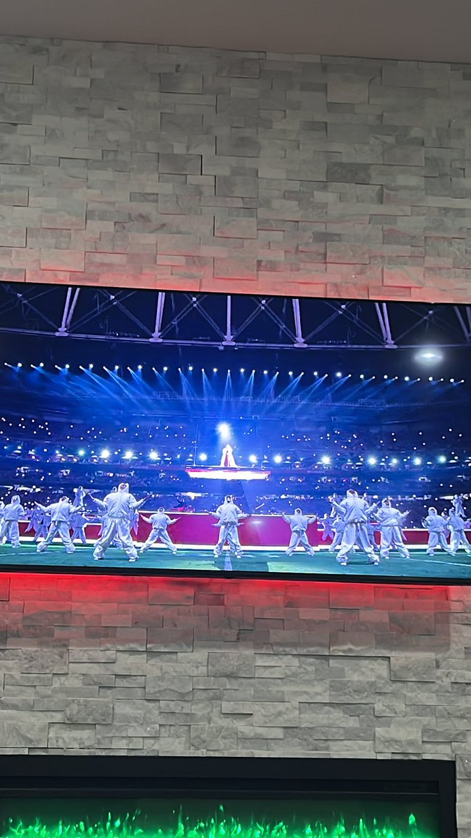 C_JONES2013's tweet photo. @rihanna and her dancers out here looking like #SquidGame outfits. #Rihanna  #SuperBowl  #HalftimeShow https://t.co/moB7ZXL6k4
