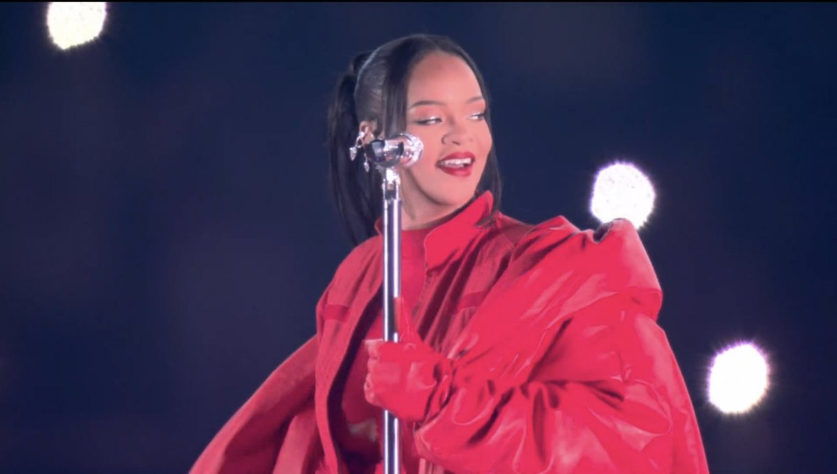ISLANDBOYY11's tweet photo. An ICON. #SuperBowl #HalftimeShow #FentyBowl #Riri #Rihanna https://t.co/QYNiXaWOMX