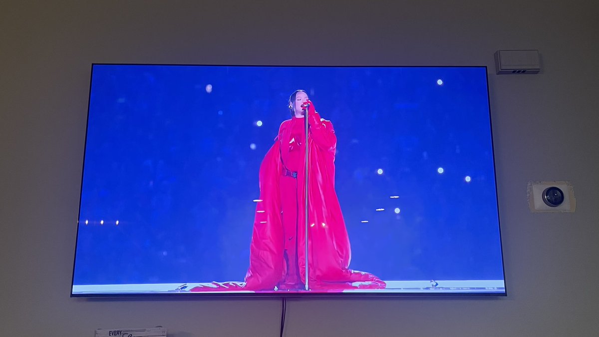 #Queen 👑 #shinelikeadiamond #halftimeshow @rihanna