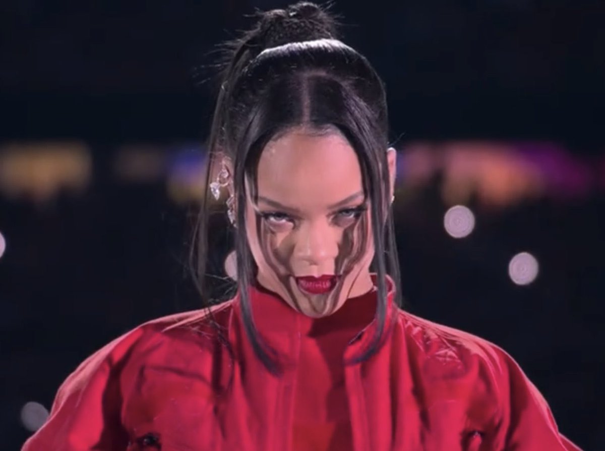 Also EXACTLY how I was looking at said pizza rolls

#AppleMusicHalftime #Rihanna