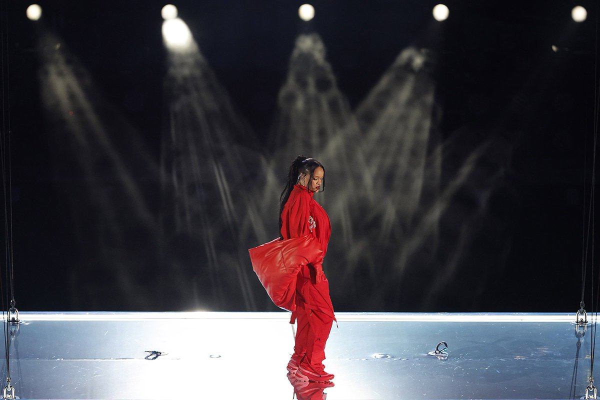Forbes_Mexico's tweet photo. @Eagles ¡#RIHANNA brilla en el #HalftimeShow! 

📷 © John G. Mabanglo / EFE / EPA https://t.co/wK5cLHZToe