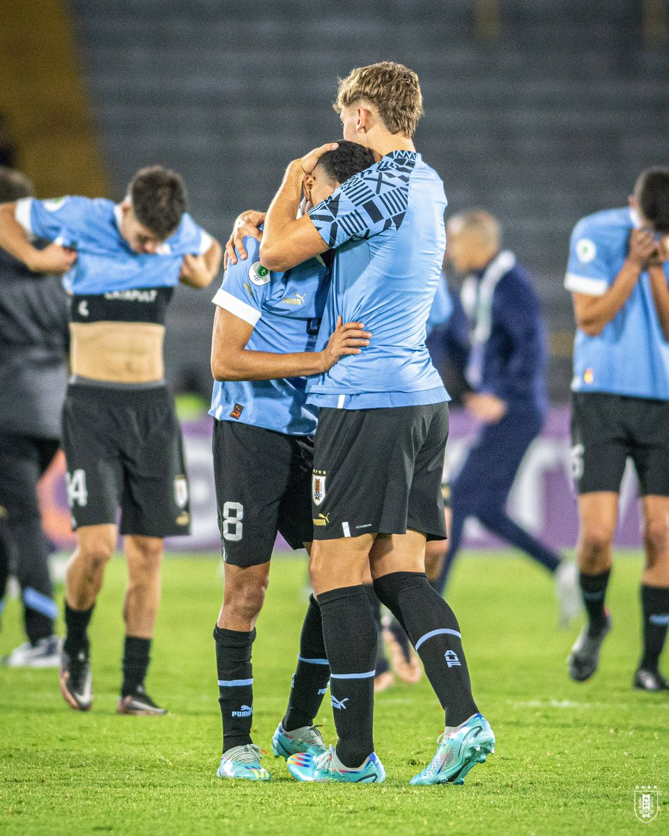 Uruguay's tweet photo. 🫡 𝐇𝐚𝐛𝐫𝐚́ 𝐫𝐞𝐯𝐚𝐧𝐜𝐡𝐚…

#ElEquipoQueNosUne https://t.co/xx1MI25oCD