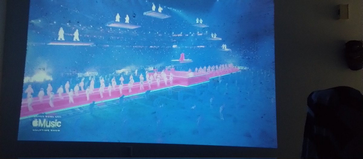 MiltManMusic's tweet photo. Just realized that #RihannaSuperBowl set was an parametric spectral equalizer. #coolconcept https://t.co/wxCvXQrwBC