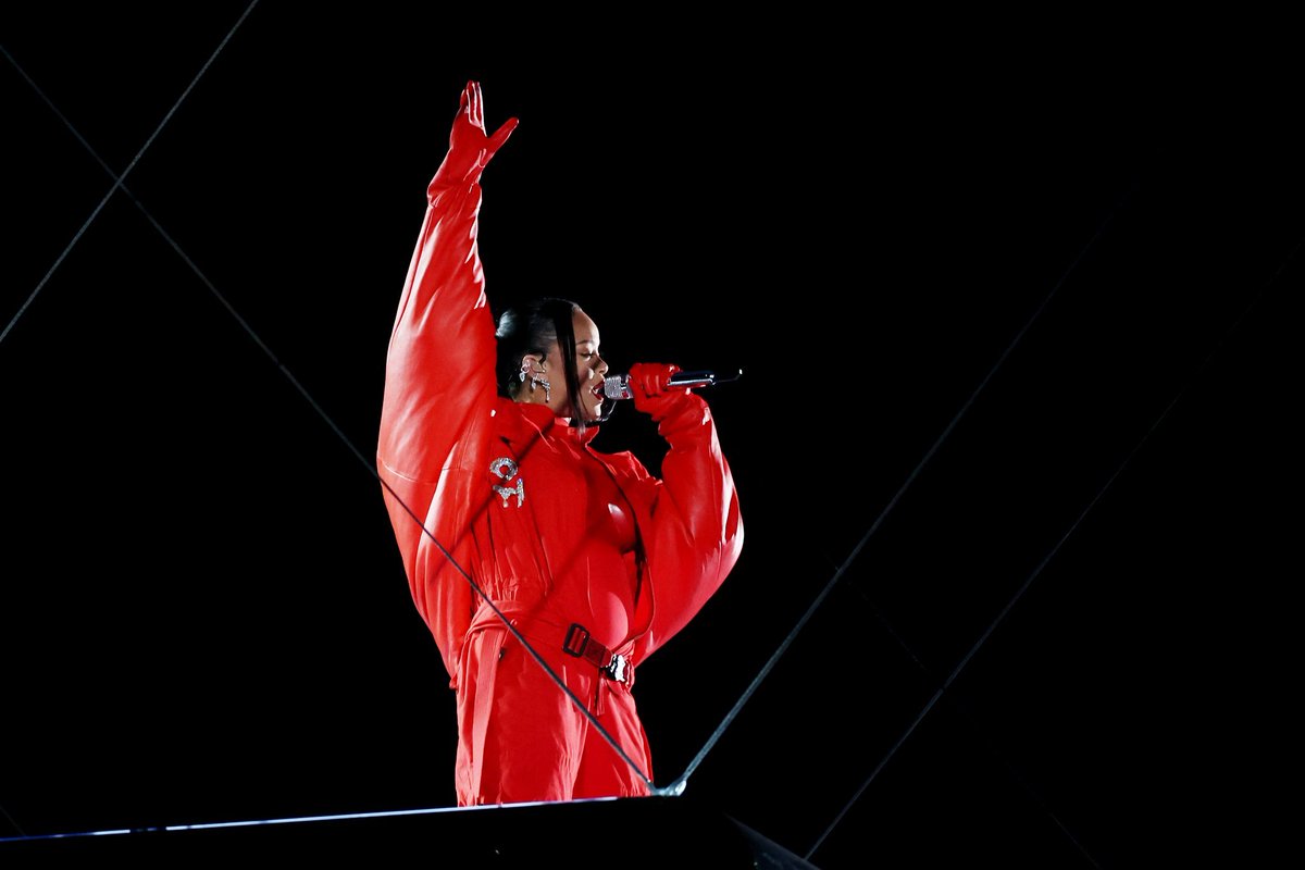 FanDuel's tweet photo. Best halftime show of all-time? 👑 https://t.co/82Xd32RXYa