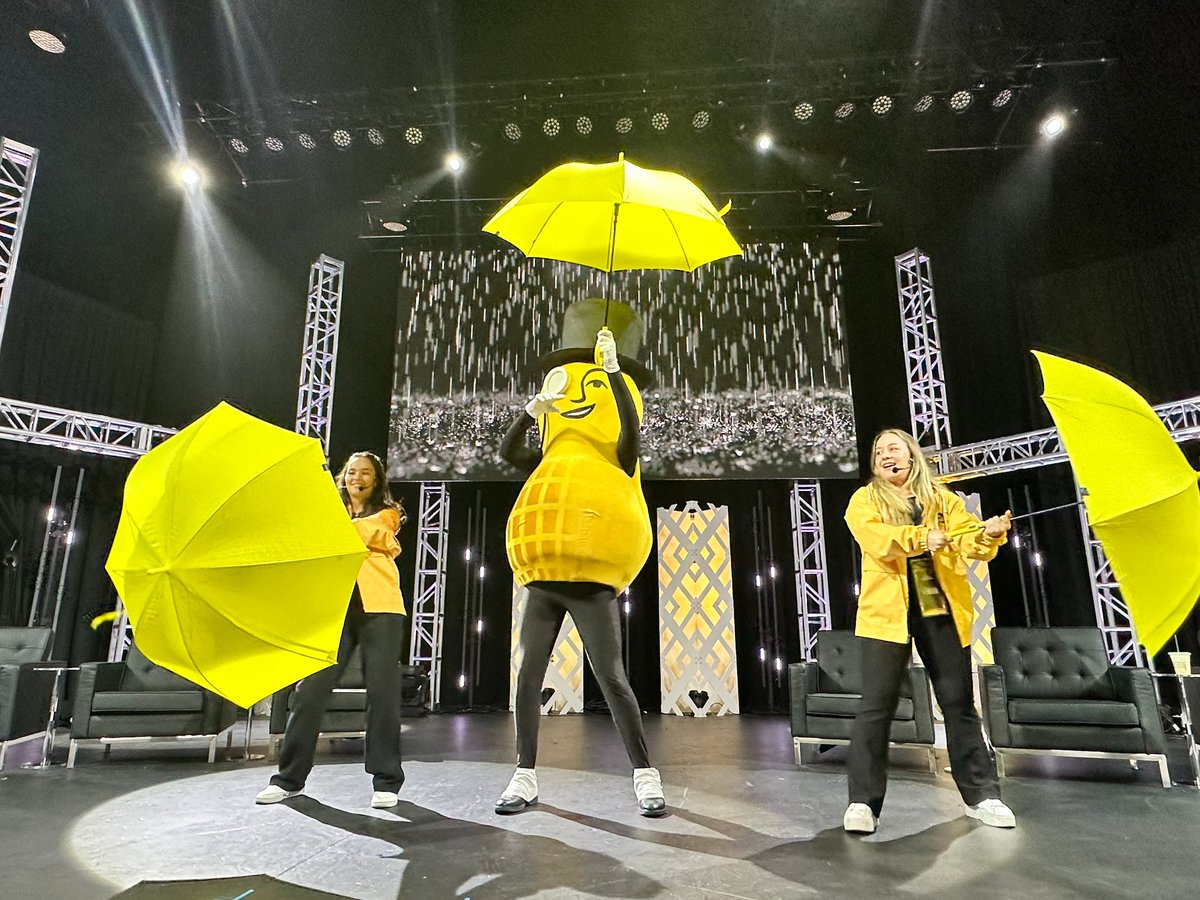 MrPeanut's tweet photo. I FEEL LIKE A NEW NUT. This halftime show has Rivived me. Bring on the roast.  🔥🔥🔥 https://t.co/XiSIopBytI