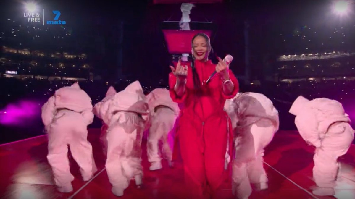 Isha_Bassi's tweet photo. outfit on point, vocals on point, but my favourite thing about rihanna's super bowl performance is how much fun she genuinely looked like she was having 

the little smiles and giggles – she must have missed performing like this 

#SuperBowl https://t.co/M2mD0q9KyS
