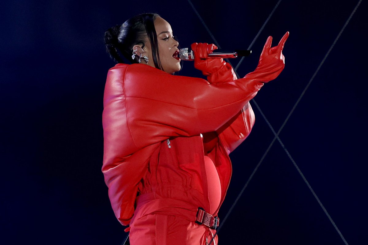 choquei's tweet image. 🚨URGENTE: Mídia internacional diz que Rihanna está grávida de seu segundo filho. #SuperBowl (getty images)