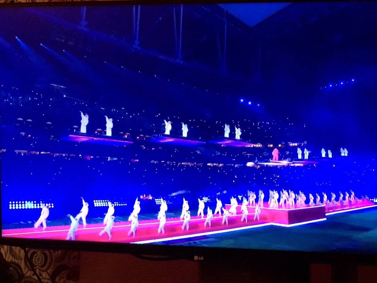 Nigel_Capper's tweet photo. Amazing show Rihanna! Awesome staging! 😀 #SuperBowl @rihanna https://t.co/SOU97a4iIG
