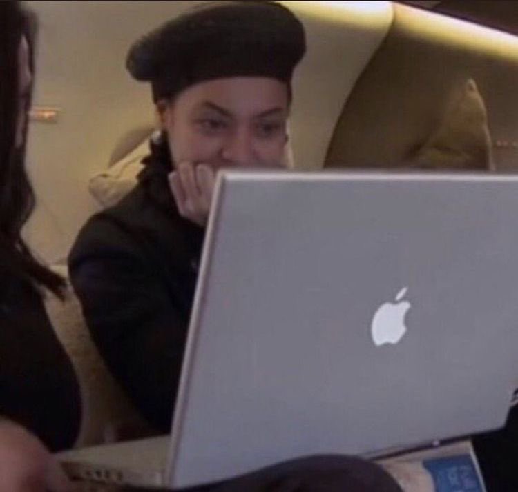 SolanaPublicist's tweet photo. my nosy ass staring at the screen to see if rihanna pregnant https://t.co/8cIjtTBoBa