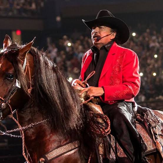 RaulCerza's tweet photo. Hubiera entretenido más Joan Sebastian con sus caballoes que este medio tiempo #Rihanna #Joansebastian #SuperBowlLVII #HalftimeShow https://t.co/2EGAWcCxR2