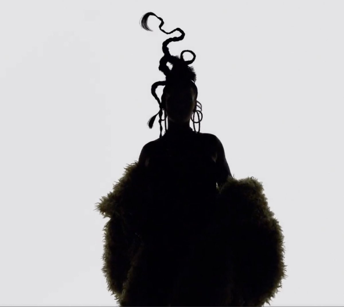 Jess_Kween's tweet photo. I see that @the_symonee has inspired Rihanna with this look…  👏🏼 https://t.co/SFUtPhQLI6