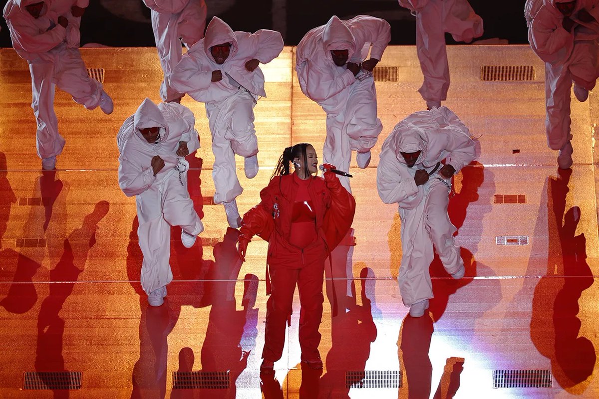 Forbes_Mexico's tweet photo. @Eagles #SBLVII | Sin invitados, solo con bailarines, #RIHANNA hizo suyo el escenario del #HalftimeShow y repasó su exitosa carrera con más de 10 canciones.

📷 © John G. Mabanglo / EFE / EPA https://t.co/CUuJppqTh3