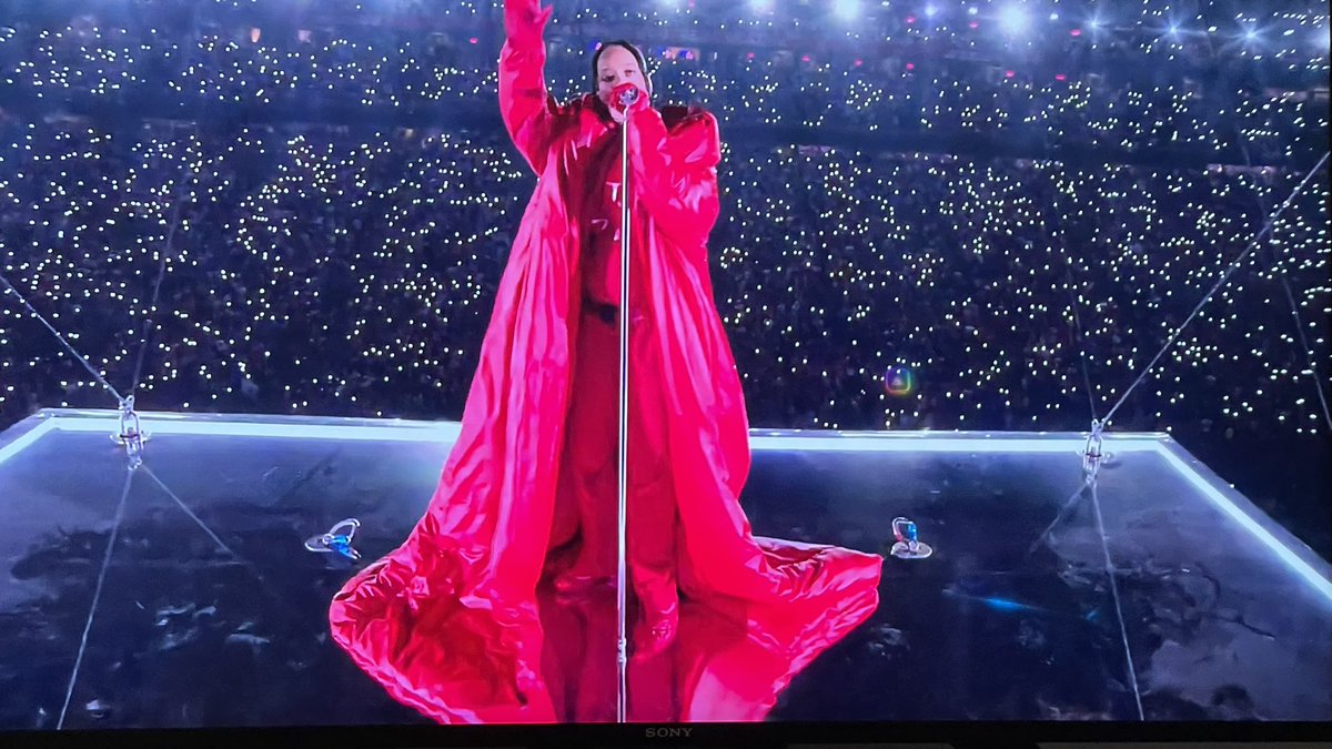 rilykiel's tweet photo. Rihanna pregnant again? #Rihanna #SuperBowl2023 #SuperBowlHalftimeShow @rihanna https://t.co/fJKMRfd1v5