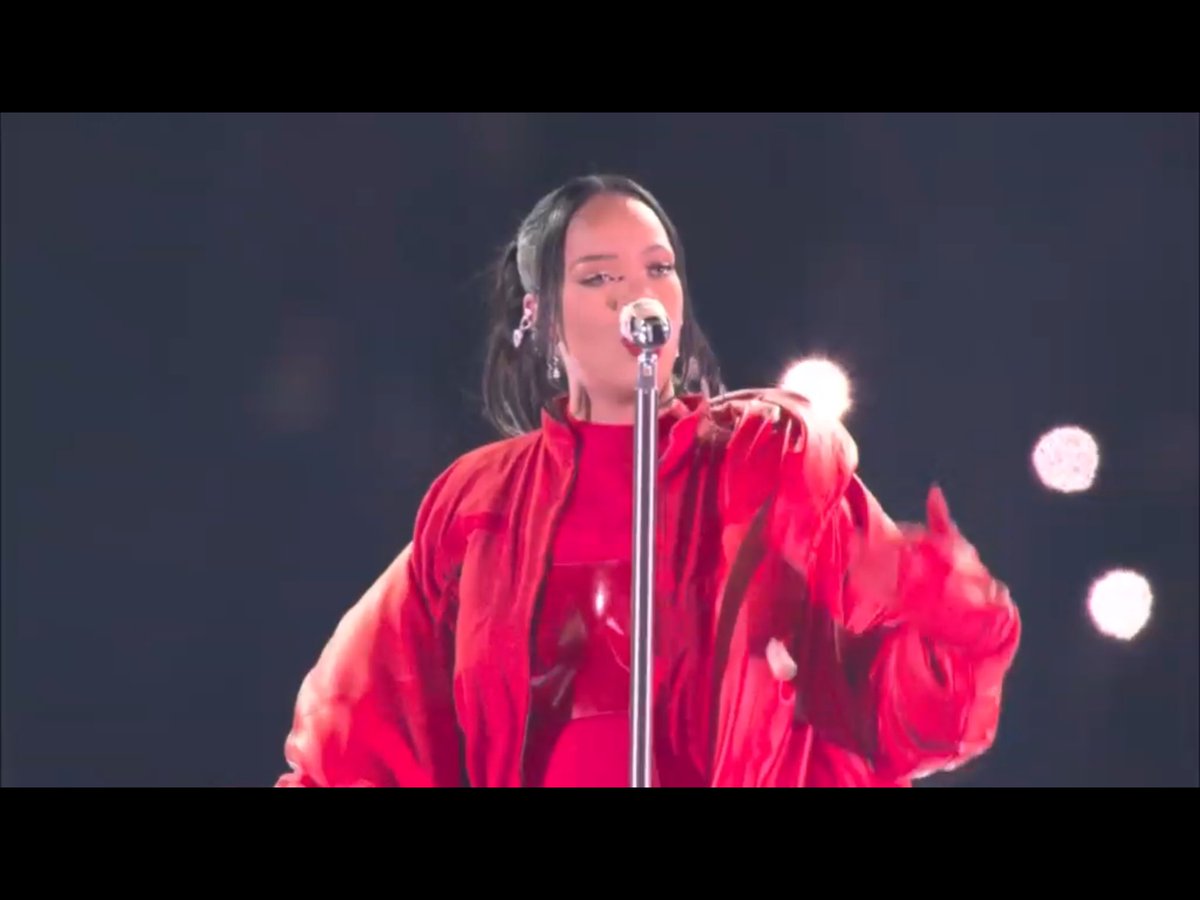 AndrewJazzie's tweet photo. I love Rihanna but is it just me?

It looked spectacular but the performance was underwhelming.

Were those vocals actually live?

#SuperBowl   #chiefs #eagles #SuperBowlLVII  #nfl #nfluk #itvsport #itvnfl #Rihanna   #HalftimeShow https://t.co/4lxEcOKugx