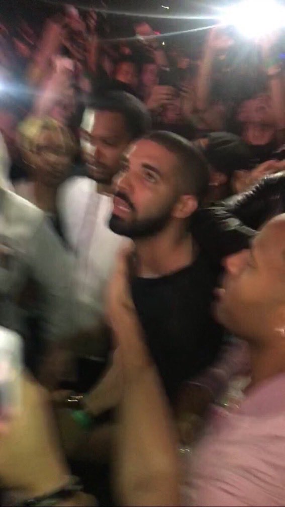Drake viendo que Rihanna no lo invito al halftime pero tambien drake viendo que Rihanna está esperando su segundo hijo con Asap Rocky
