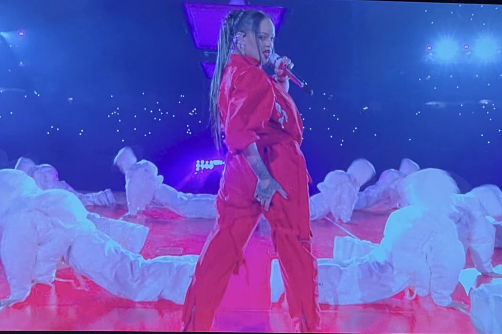 realitypillow's tweet photo. I wish I was there #RihannaBowl #Rihanna #superbowl https://t.co/76JFkSsMO7