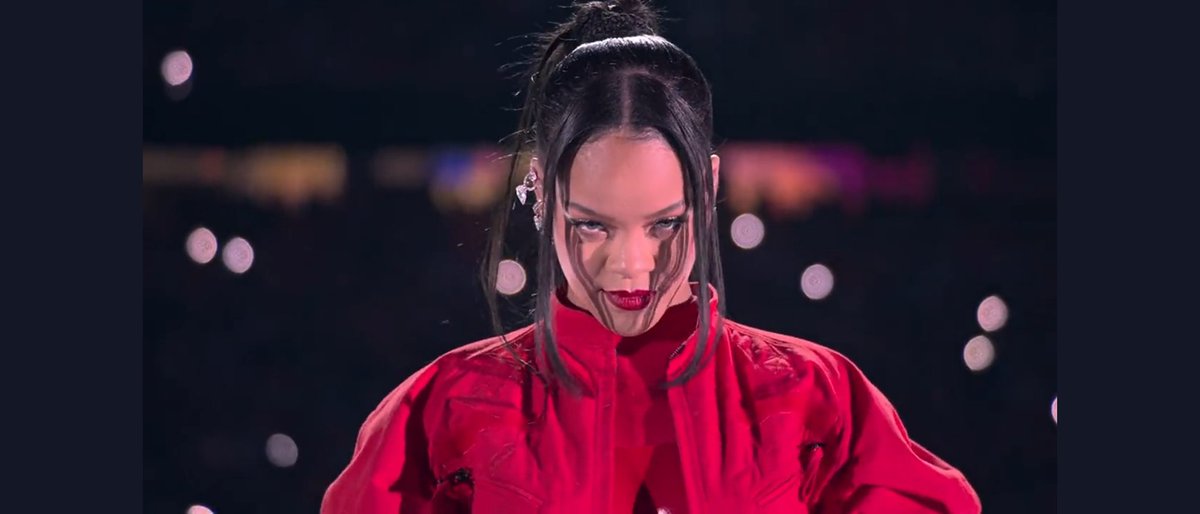 SARJdk's tweet photo. Isnt that the Kubrick Stare ? 

RiRi Slays SuperBowl HalfTime #HalftimeShow @rihanna https://t.co/fKNWWd9XO4