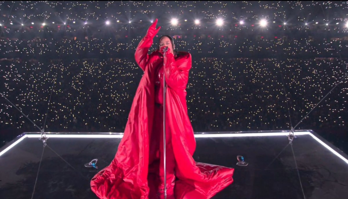 g_yndeli's tweet photo. Shine bright like a diamond...🎶💎
7 años sin sacar música y sigue brillando como siempre, too much.

#HalftimeShow    #RihannaReturns #SuperBowl          #RihannaSuperBowl #Riri          #SuperBowlLVII #SuperBowl2023 #SuperBowlRihanna #SuperBowlHalftimeShow https://t.co/boNtfBfWh7
