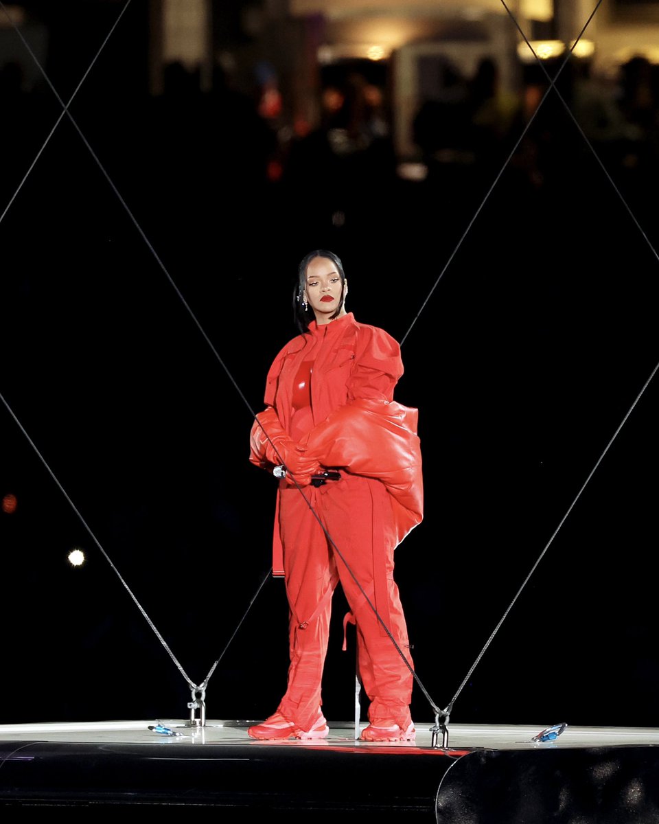 HotNewHipHop's tweet photo. SHE’S BACKKKKK 💎 #Rihanna #SuperBowl https://t.co/IJG9dYv4E2