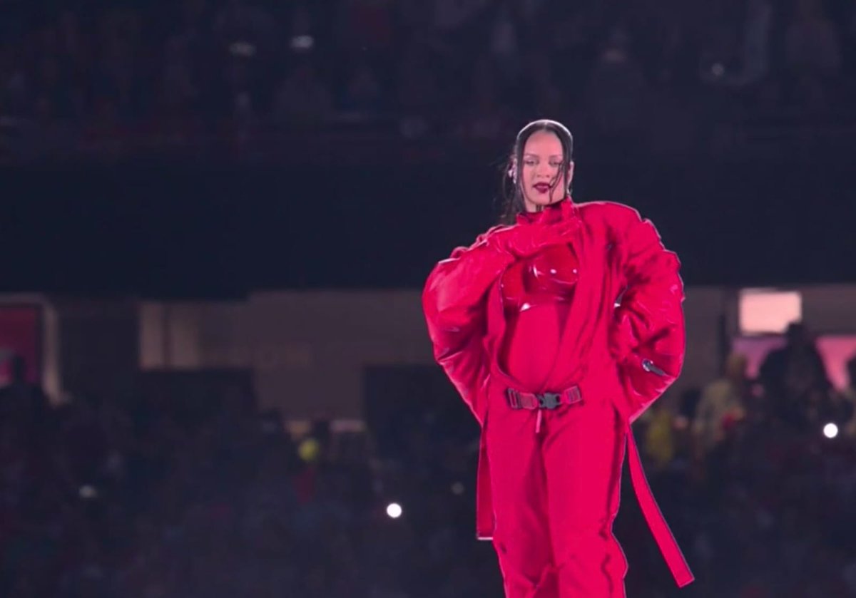 Reporte_Indigo's tweet photo. ✨💎 Rihanna hizo un show de medio tiempo muy digno mientras está embarazada. Te observo, te analizo y te respeto. ¡Qué reinota! https://t.co/AQSPxZ0pU4