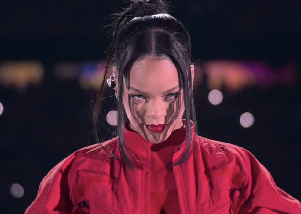 stevenartpop's tweet photo. rihanna and lady gaga being the only artists who did the #superbowl halftime show solo with no guests is LEGENDARY behavior https://t.co/uOBsEBMwBA
