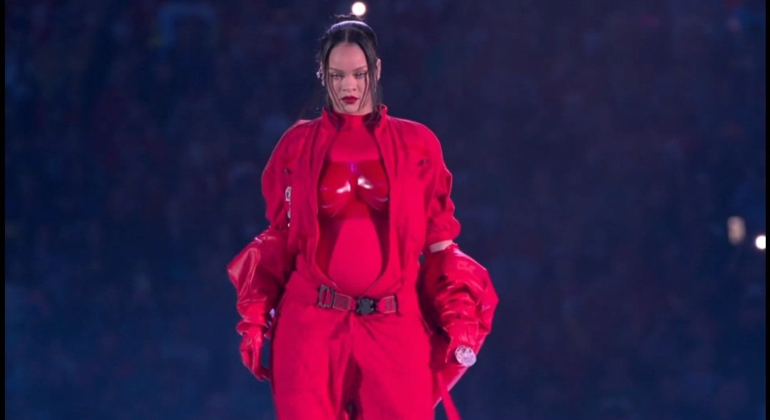 lilitha's tweet photo. Intervalo do Superbowl perfeito. Mas Rihanna tá é grávida? Só pode. Pq milionária não vai ter diastáse. Diva sem defeitos. https://t.co/7tFzHCbVAd