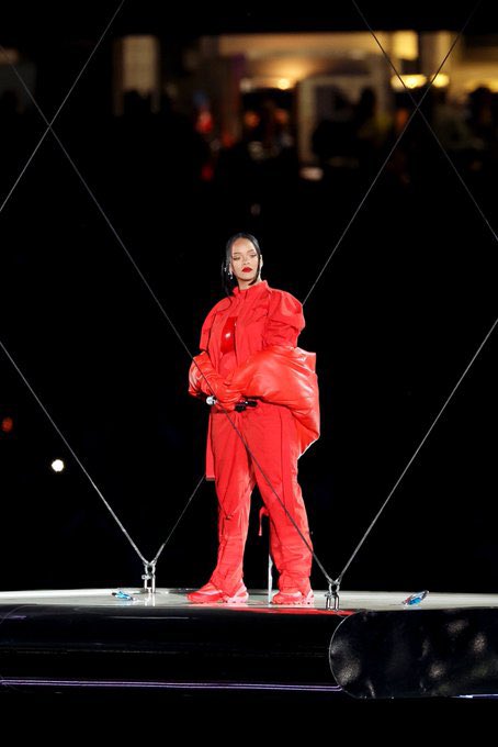 ¿Qué les pareció? Claramente el show se sostuvo en los bailarines y su coreografía. Rihanna se vio dichosa de regresar a un escenario…que cantara o no en vivo era lo de menos. No olvidemos esas plataformas flotantes, toda una gran obra de ingeniería. Le doy un 10!