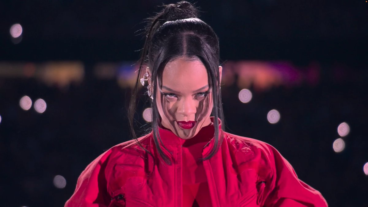 Incroyable le #AppleMusicHalftime de Rihanna 🔥 #SuperBowl #NFLextra