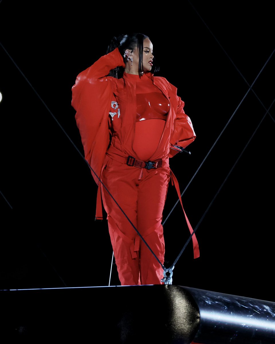 GQSports's tweet photo. Iconic #Rihanna #SuperBowl https://t.co/7dyLsbTBVH