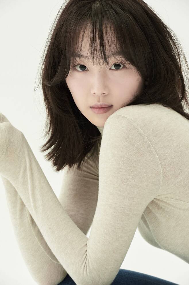 #JinKiJoo officially confirmed cast as female lead for #SongKangHo’s debut drama <#UncleSamsik>, she will act as Joo Yeo-jin who is #ByunYoHan’s girlfriend and is a wise elite woman.

Filming is expected to start from this month.