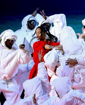 KemalaTalisa's tweet photo. LIVE | Super Bowl LVII: Chiefs at Eagles
i can't believe rihanna's concert is interrupted by a #SuperBowl  game #SuperBowlLVII 
Link: https://t.co/2yuwGZh4PG

#Rihanna #RihannaSuperBowl #RihannaBowl #FentyBowl #riri #RiriBowl #SBLVII #AppleMusicHalftime #AppleMusicHalftimeShow https://t.co/f7Ys70P0hu