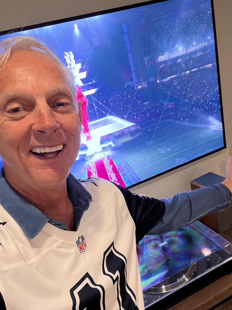 EdMillsX's tweet photo. @GeorgRothLA here’s my photo of Rihanna during the halftime show at Super Bowl to get my hundred dollar gift card. Wearing GRLA https://t.co/XDgyjm6uyA