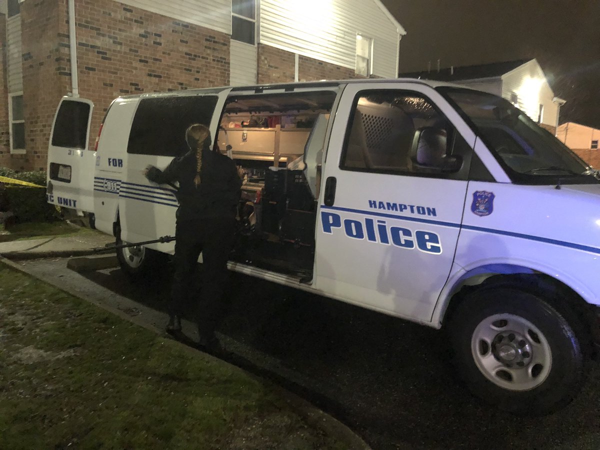 13AngeloVargas's tweet photo. Officers are putting more caution tape and the foresics team are set up investigating this shooting. https://t.co/mmsMTC4B0b