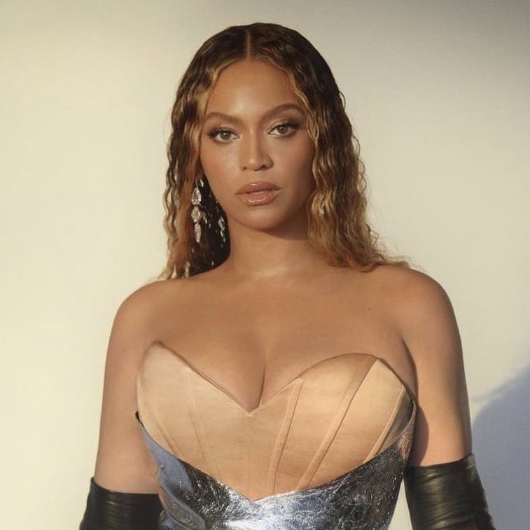 Cilia2908's tweet photo. Obrigado DEUS por me permitir viver na mesma era da RIHANNA e BEYONCE 

#SuperBowl https://t.co/NGwHBqDTU8