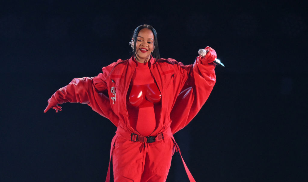 Forbes's tweet photo. WATCH: Rihanna Is The First Billionaire To Play The #SuperBowl—This Is Where Her Wealth Comes From
https://t.co/u75G4i5nE9 https://t.co/ARPoRJlYI0
