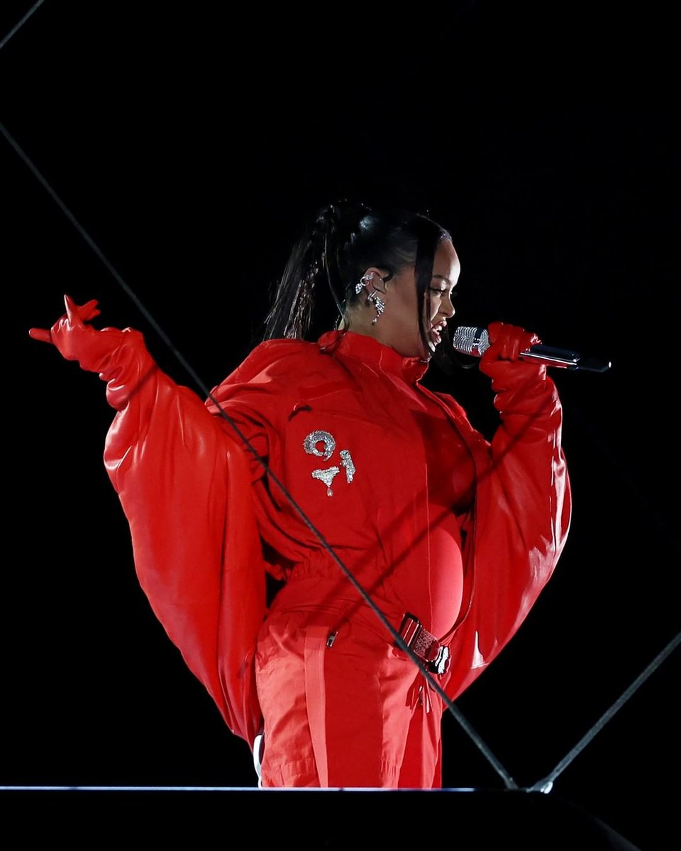 Rihanna en el medio tiempo del #SuperBowl demostrando que el rojo es el color de la temporada.