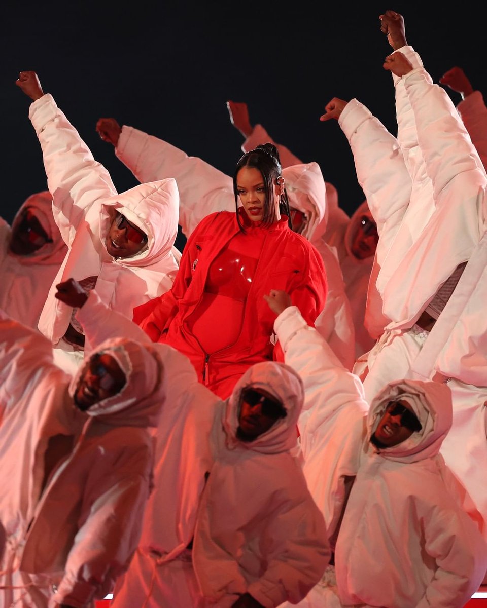 ELLEMexico's tweet photo. Rihanna en el medio tiempo del #SuperBowl demostrando que el rojo es el color de la temporada. https://t.co/nC1gKfU9xj