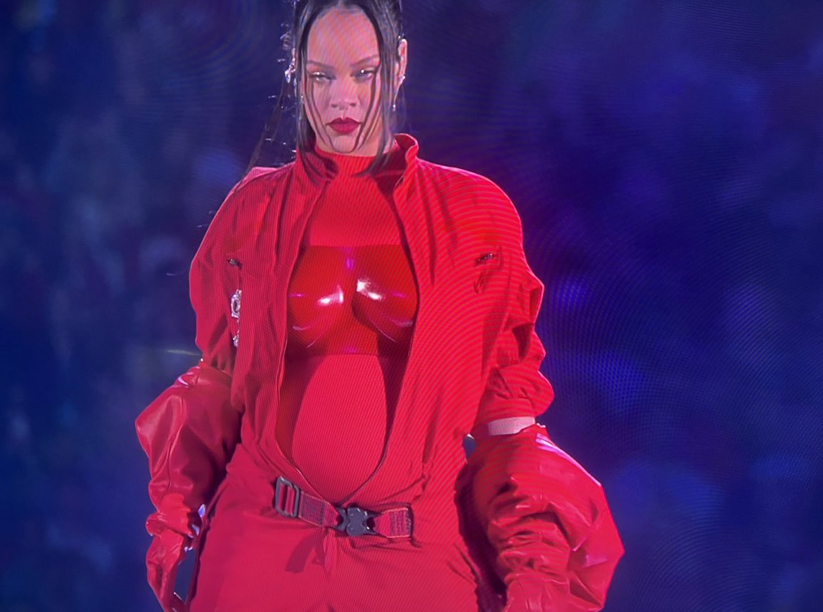 came2slay's tweet photo. bitch better see my tummy #SuperBowl #HalftimeShow https://t.co/wdjihUMTx7