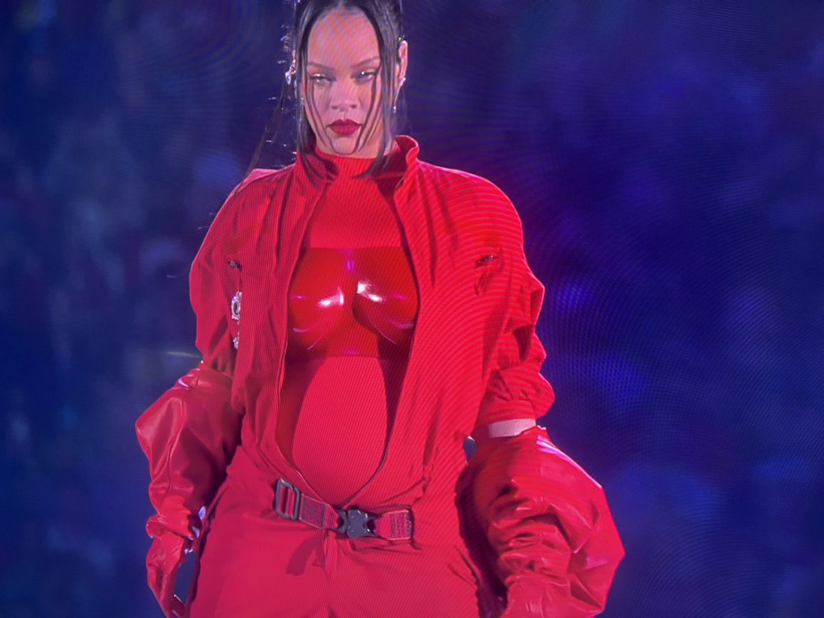 Theepiphanyway's tweet photo. 🔥🔥🔥🔥🔥 #Rihanna #RihannaSuperBowl #SuperBowl #SuperBowlLVII #riri https://t.co/9lApNqjq06