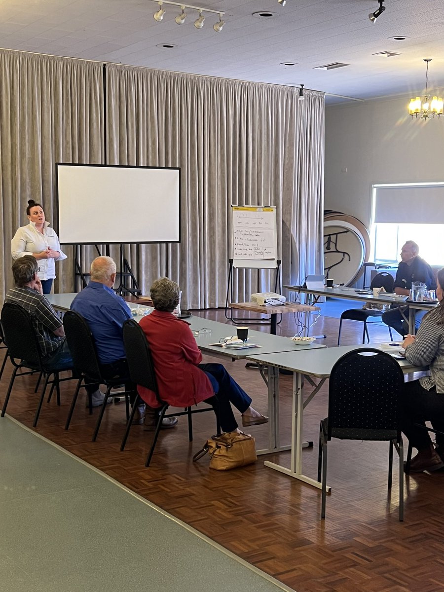 MsfMallee's tweet image. Balranald farmers getting the right info from @hamish_dickson. Workshop providing answers on feed requirements at different times. Balancing act ⚖️of what&apos;s on offer and finding the limiting factor of the ration! 🤔 #MSFProjects #sheepnutrition #feedtest your feeds!