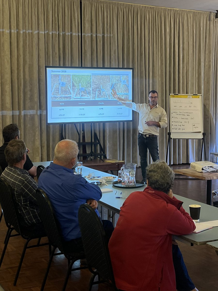 MsfMallee's tweet image. Balranald farmers getting the right info from @hamish_dickson. Workshop providing answers on feed requirements at different times. Balancing act ⚖️of what&apos;s on offer and finding the limiting factor of the ration! 🤔 #MSFProjects #sheepnutrition #feedtest your feeds!